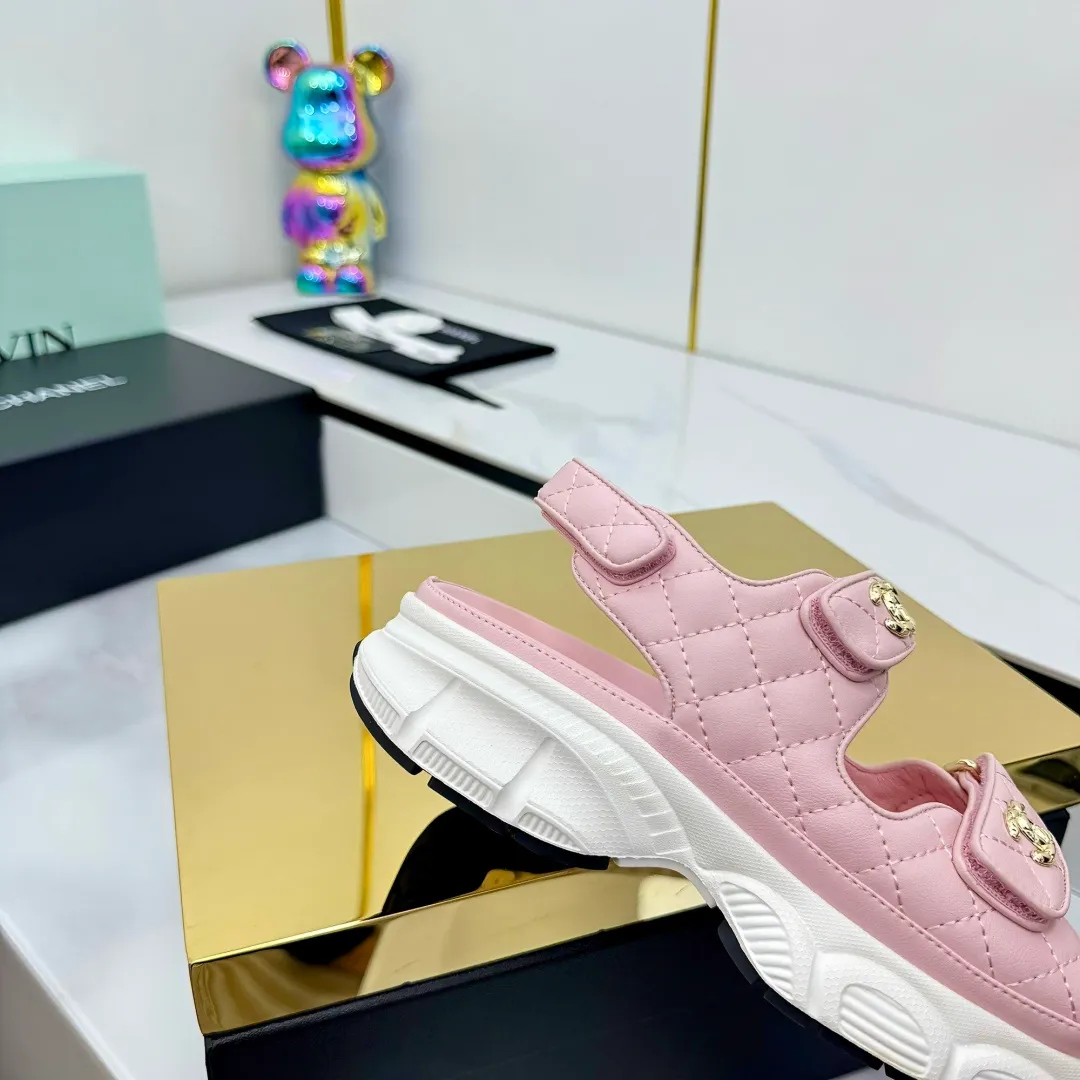 👟👟Ex-factory price 660👟👟 Top version... Chanel｜Chanel Xiaoxiang Velcro Beach Slippers Slippers Casual Beach Shoes 25ss Spring and Summer New Style! Beach shoes are a hit all over the internet! The latest model from the counter, I am still willing to buy it on my feet. It must be ranked among the most popular models. It is invincible in all seasons. Various bloggers and Internet celebrities can see the matching styles. Highly recommended. Pearlescent sheepskin upper, sheepskin lining, suede for the feet. Original open-molded TPU outsole size: 35-40 (customized for 40 and 41). Full set of original packaging 👉 👉